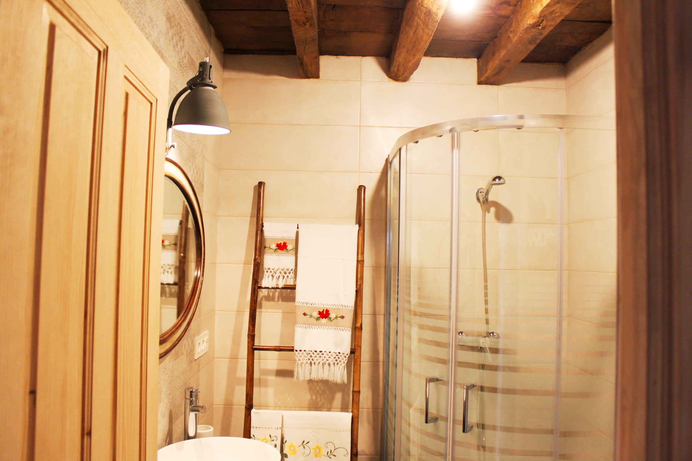 Imagen de un baño completo y moderno de la casa rural El Rincón de Golobar