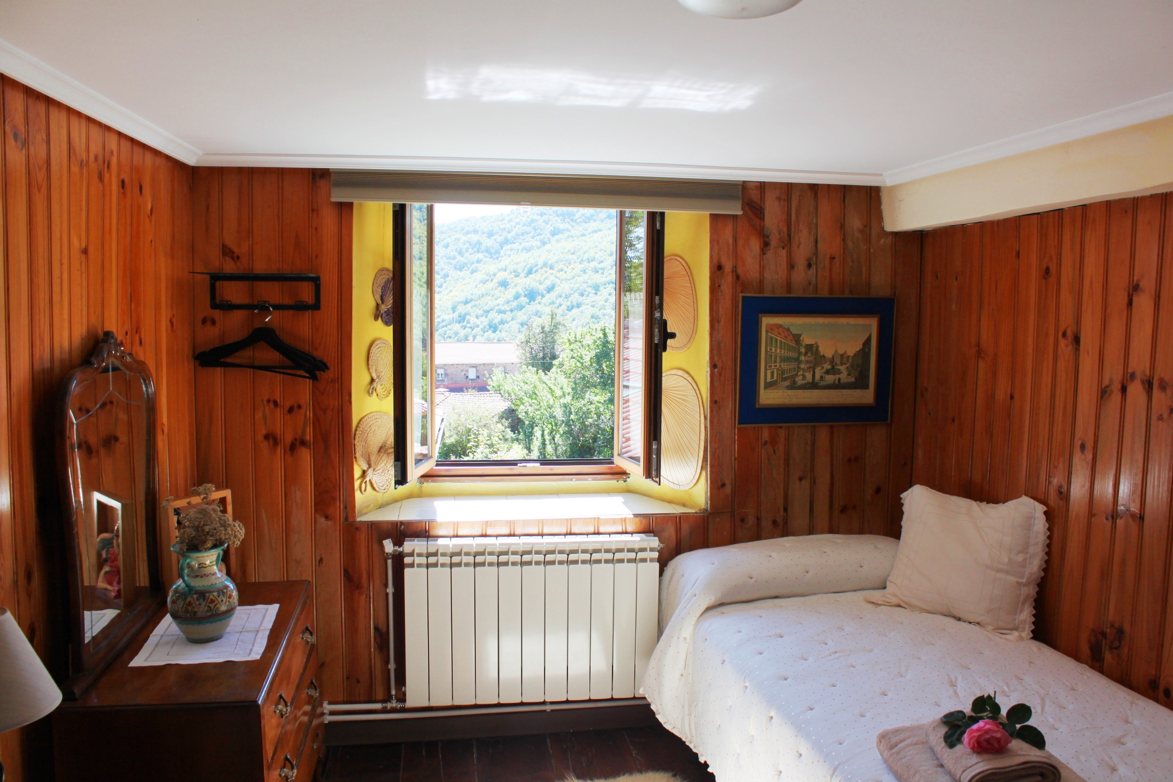 Imagen de un dormitorio acogedor de la casa rural El Rincón de Golobar