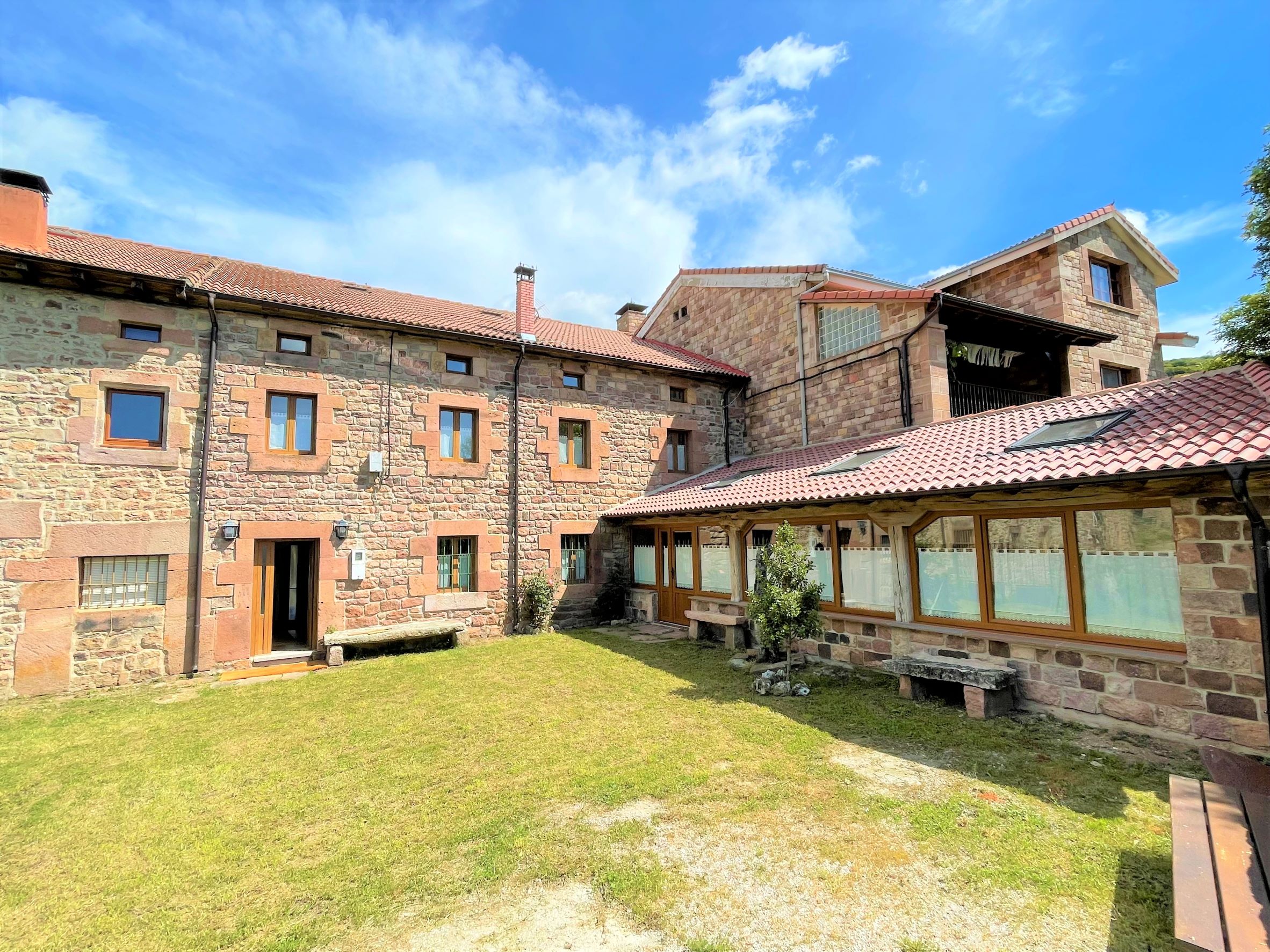 Imagen del corral y fachada de El Rincón de Golobar