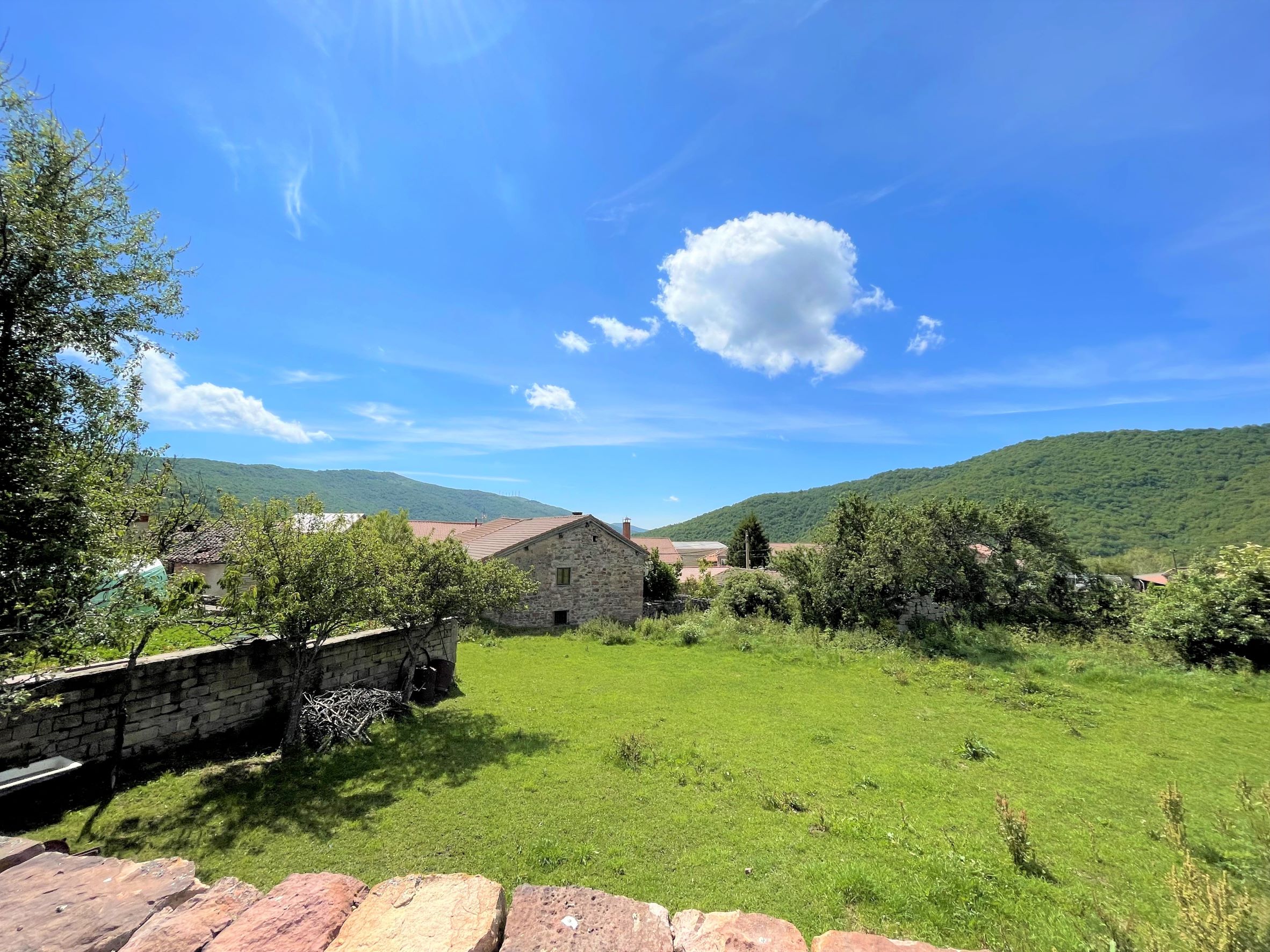 Imagen de las vistas a la montaña y al pueblo desde la casa rural El Rincón de Golobar