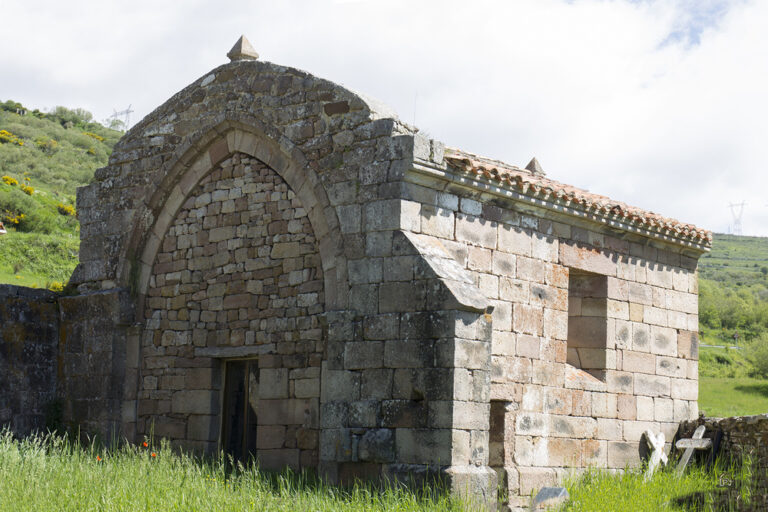 Lee más sobre el artículo La Ermita de San Miguel en Brañosera: Un Viaje en el Tiempo y en la Montaña Palentina