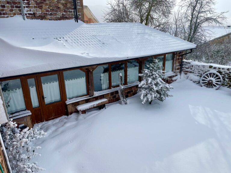 Lee más sobre el artículo El manto blanco de la naturaleza: La Casa del Rincón de Golobar se viste de invierno
