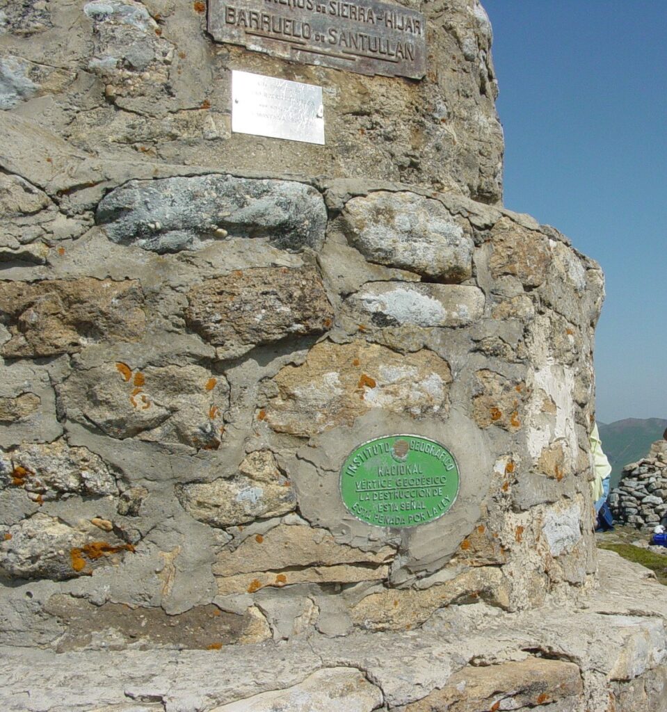 Este torreón, de piedra y diseño cilíndrico, es un vértice geodésico, marcado por una placa metálica verde que certifica su importancia como punto de referencia geográfico, gestionado por el Instituto Geográfico Nacional (IGN).