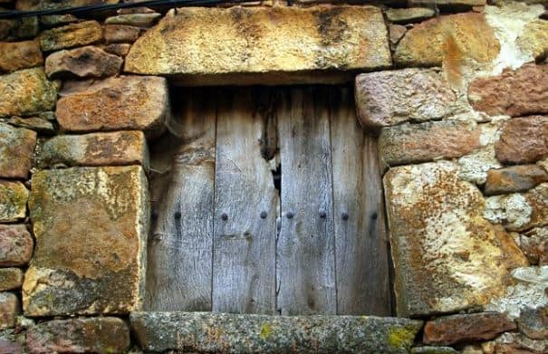 Ventana románica en Brañosera